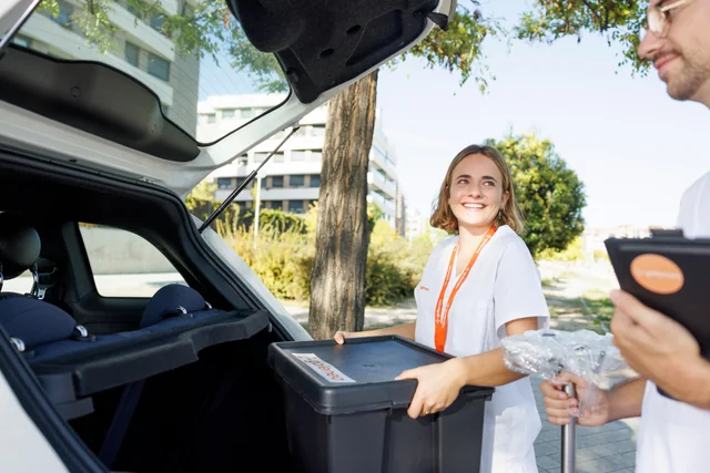 Una enfermera acude al domicilio de un paciente para atenderle y curarle.